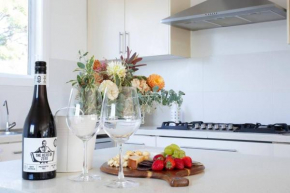 Corner Cottage- Pool Table, WiFi, AC & Firepit, Cessnock